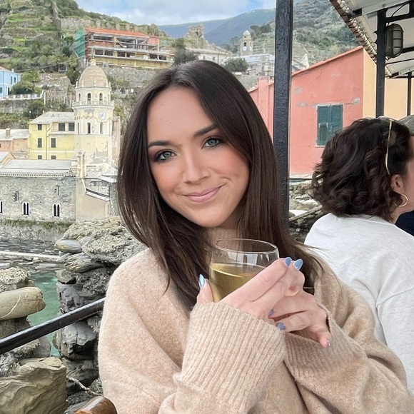 Meet your Posher, Taylor - Picture 2 of 6